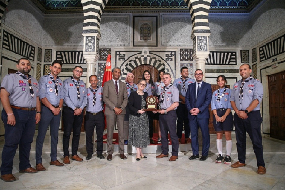 La cheffe du gouvernement, Najla Bouden, a reçu mercredi au palais du gouvernement à la Kasbah une délégation des scouts tunisiens conduite par le commissaire général, Mohamed Ali Khiari, en présence du ministre de la jeunesse et du sport, Kamel Déguiche et ce, en prévision de la 21ème rencontre arabe des pionniers cet été (21-30 juillet).