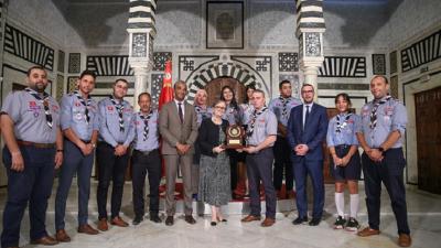 La cheffe du gouvernement, Najla Bouden, a reçu mercredi au palais du gouvernement à la Kasbah une délégation des scouts tunisiens conduite par le commissaire général, Mohamed Ali Khiari, en présence du ministre de la jeunesse et du sport, Kamel Déguiche et ce, en prévision de la 21ème rencontre arabe des pionniers cet été (21-30 juillet).